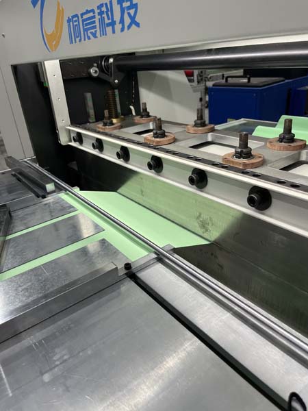 สายการผลิตพับกระดาษแบบใช้มีดขับเคลื่อนด้วยระบบเซอร์โวอัตโนมัติเต็มรูปแบบ